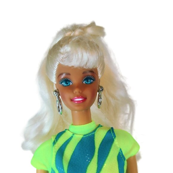 Vintage Movin' Groovin' Barbie Fashion Doll 1997 Mattel 17714 - Picture 3 of 7
